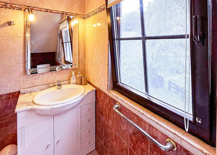 2 Bedroom Beautiful In Casa de Férias *